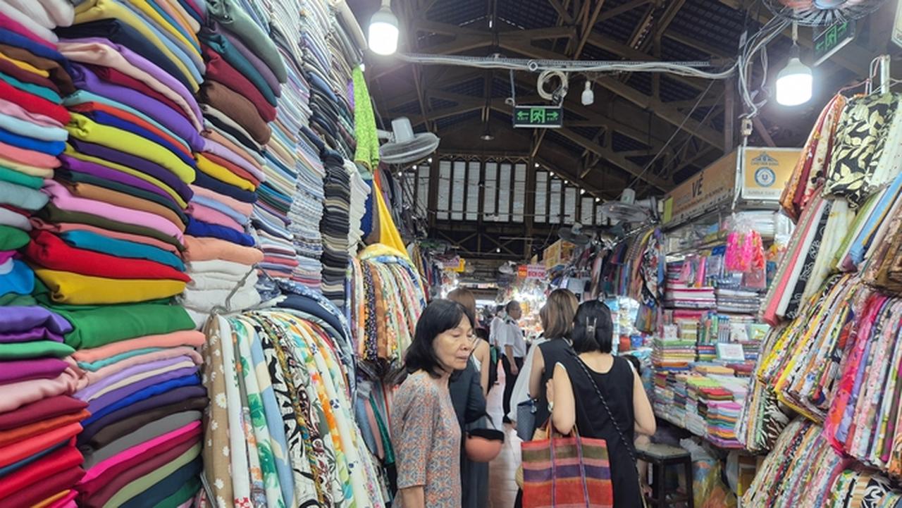 Bỏ hay giữ chợ truyền thống?