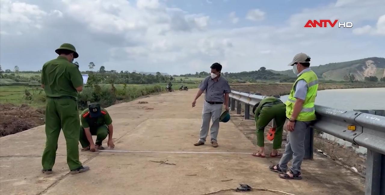 Điều tra làm rõ vụ sập bờ kè sông Ba khiến 4 người tử vong Điều tra làm rõ vụ sập bờ kè sông Ba khiến 4 người tử vong