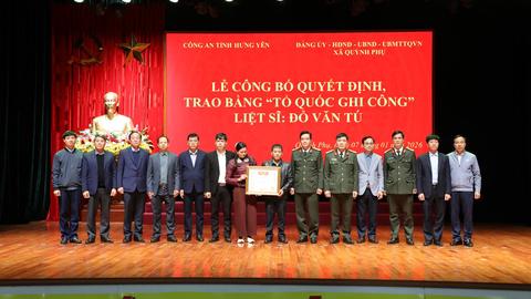 Trao Bằng “Tổ quốc ghi công” Liệt sĩ CAND Đỗ Văn Tú 