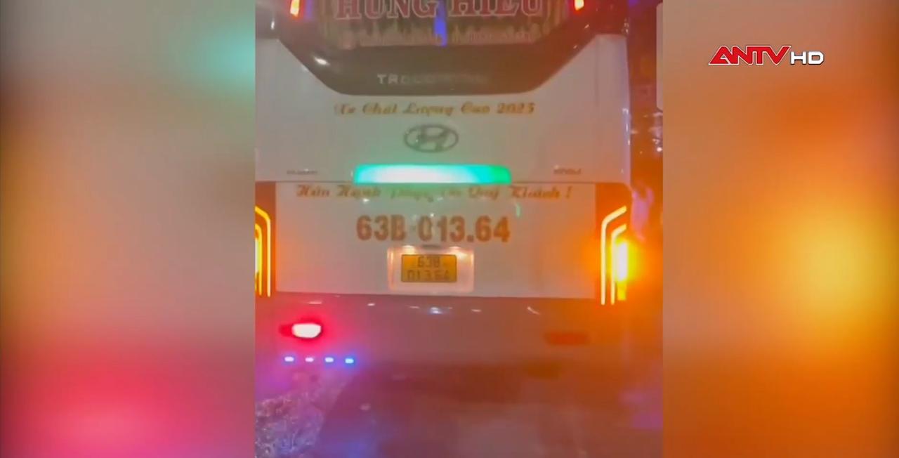 Xe khách rượt đuổi xe tải, hành khách hoảng loạn