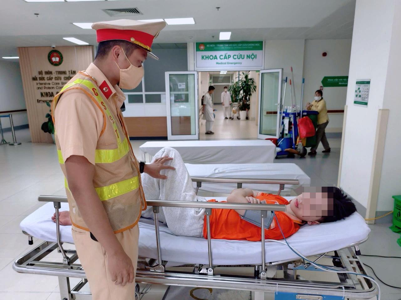 CSGT dẫn đường đưa người bị đột quỵ đi cấp cứu kịp thời