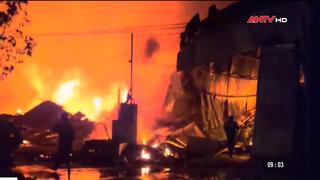 Cháy lớn tại xưởng gỗ và tái chế nhựa tại xã Lạc Đạo