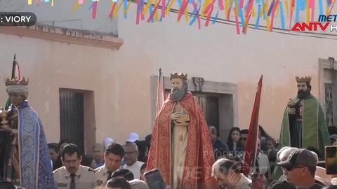 Lễ rước Ba nhà thông thái trên hồ Cajititlan, Mexico