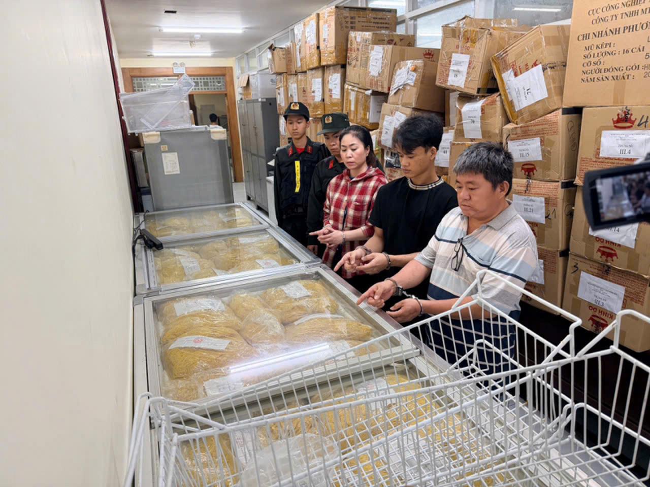 Bắt chủ cơ sở cùng nhân viên sản xuất 800 tấn mì trộn hóa chất