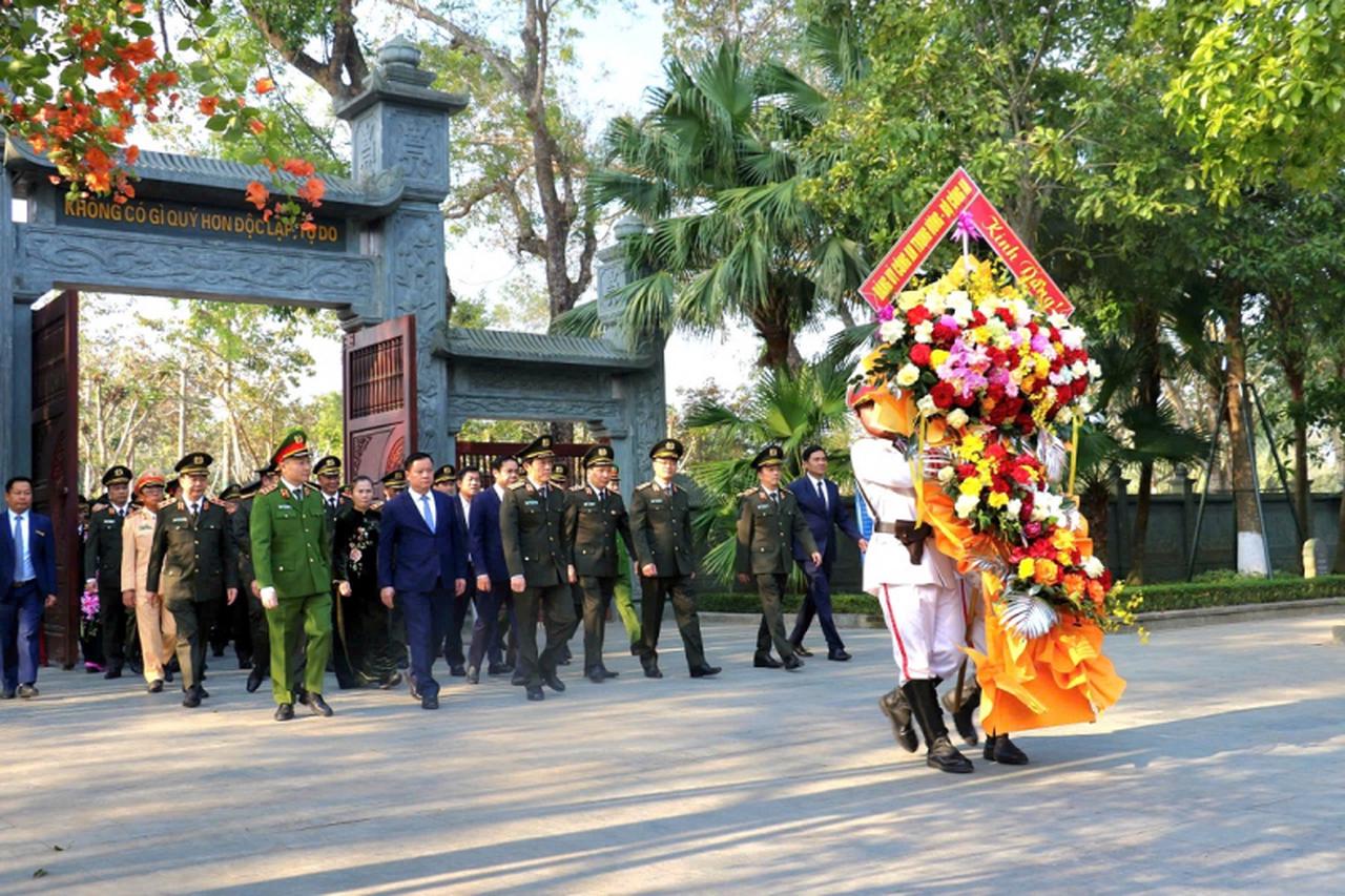 Đoàn đại biểu Đảng ủy Công an Trung ương, Bộ Công an dâng hương tưởng niệm Chủ tịch Hồ Chí Minh