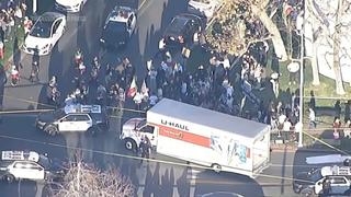 Xe tải lao vào đám đông biểu tình ủng hộ Iran tại Los Angeles, Mỹ