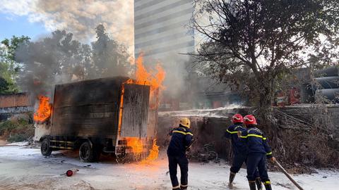 Kịp thời dập tắt đám cháy xe tải trong cây xăng