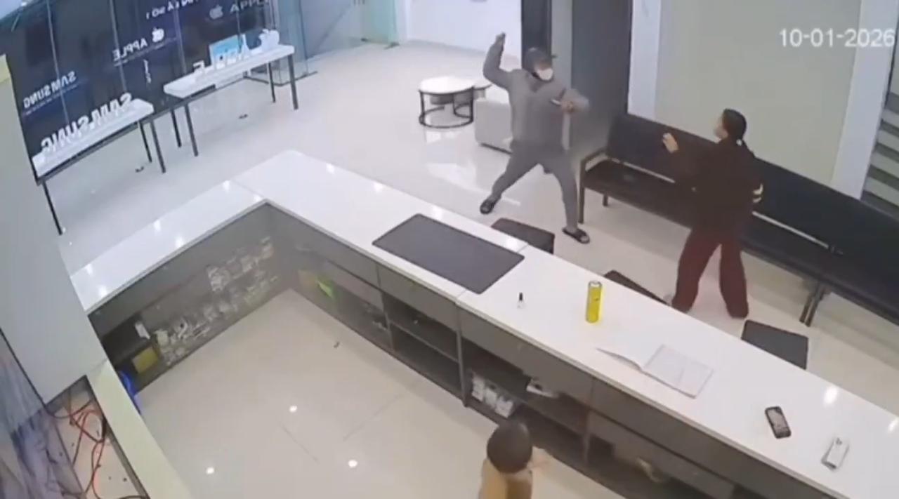 Bắt đối tượng táo tợn cướp điện thoại tại cửa hàng