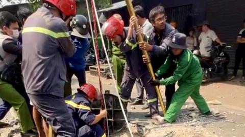 TP.HCM: Hai công nhân tử vong khi nạo vét hố ga