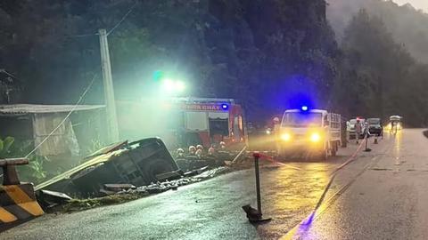 Ô tô khách lao xuống cống ở Sơn La, 4 người tử vong