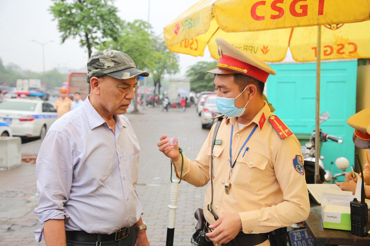 Chốt kiểm tra ma túy lưu động trên đường phố