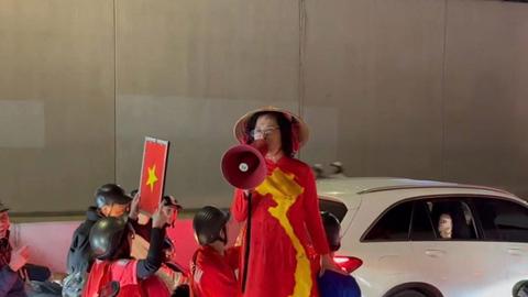 Triệu tập người phụ nữ cầm loa hô hào đua xe tại hầm Kim Liên