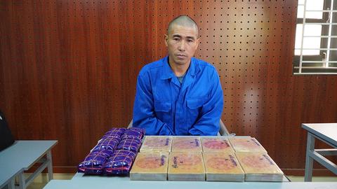 Bắt đối tượng, thu 10 bánh heroin