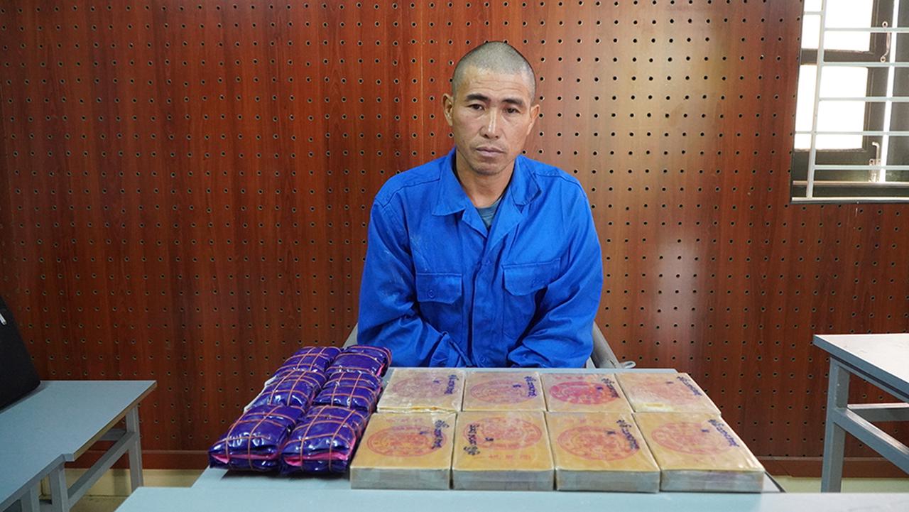 Bắt đối tượng, thu 10 bánh heroin