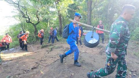 Indonesia tìm thấy mảnh vỡ máy bay mất tích