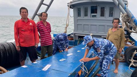 Tạm giữ tàu cá chở 50.000 lít dầu DO không rõ nguồn gốc