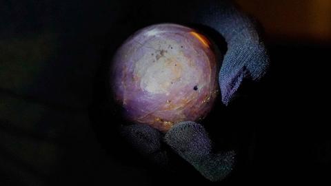 Sri Lanka công bố viên sapphire sao tím lớn nhất thế giới