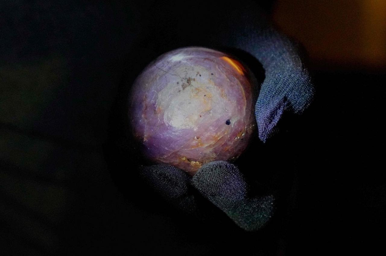 Sri Lanka công bố viên sapphire sao tím lớn nhất thế giới