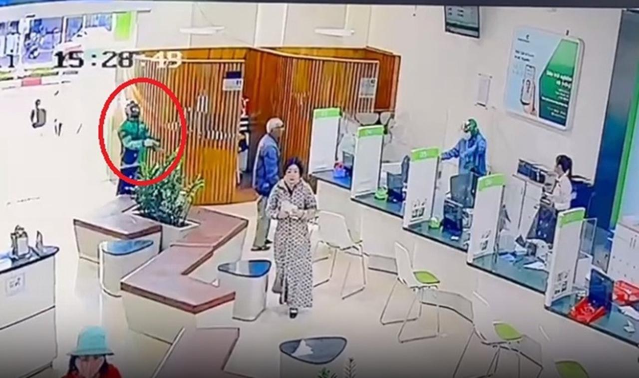 Công an truy tìm 2 đối tượng cướp ngân hàng