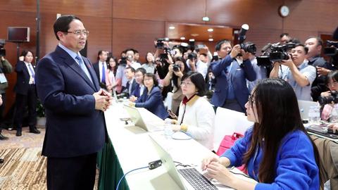 Thủ tướng thăm, động viên phóng viên báo chí tác nghiệp tại Đại hội XIV của Đảng