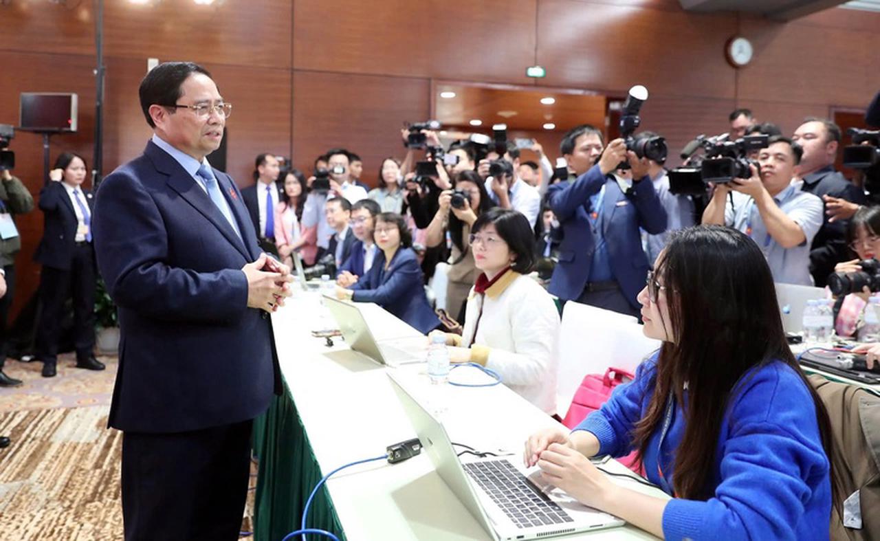 Thủ tướng thăm, động viên phóng viên báo chí tác nghiệp tại Đại hội XIV của Đảng