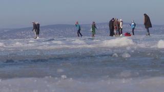 Người dân Hungary đổ về hồ Balaton để trượt băng