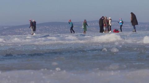 Người dân Hungary đổ về hồ Balaton để trượt băng