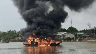 Cháy nổ bình gas trên ghe đang lưu thông, 3 người bị thương
