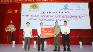 Thứ trưởng Phạm Thế Tùng trao tặng quà tết cho gia đình chính sách, hoàn cảnh khó khăn tại Cần Thơ