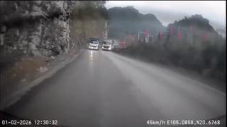 Xe tải nghi mất phanh, tông vào vách núi