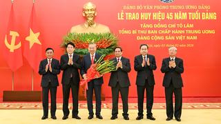 Trao Huy hiệu 45 năm tuổi Đảng tặng đồng chí Tổng Bí thư Tô Lâm