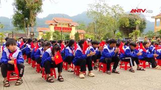 Công an vận động học sinh vùng biên trở lại trường học