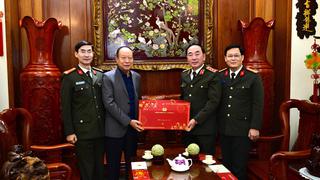 Thứ trưởng Trần Quốc Tỏ thăm, chúc Tết gia đình nguyên lãnh đạo Bộ Công an