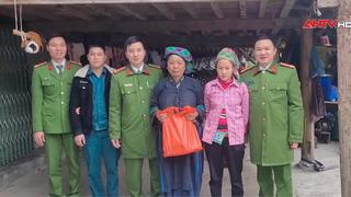 Công an xã Thàng Tín thăm hỏi, tặng quà các gia đình chính sách, hộ nghèo