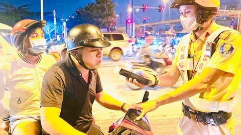 Cảnh sát giao thông TP. HCM tăng cường kiểm tra nồng độ cồn cuối năm 