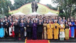 Chủ tịch nước Lương Cường cùng đại biểu kiều bào dâng hương tại Tượng đài Lý Thái Tổ và đền Ngọc Sơn