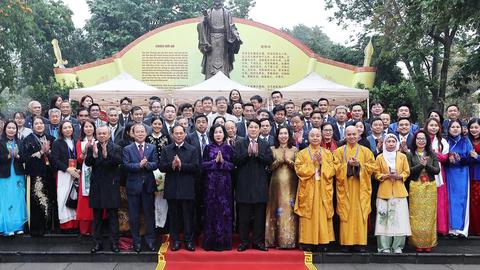 Chủ tịch nước Lương Cường cùng đại biểu kiều bào dâng hương tại Tượng đài Lý Thái Tổ và đền Ngọc Sơn