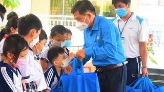 Công an TP. Cần Thơ tặng quà học sinh có hoàn cảnh khó khăn 