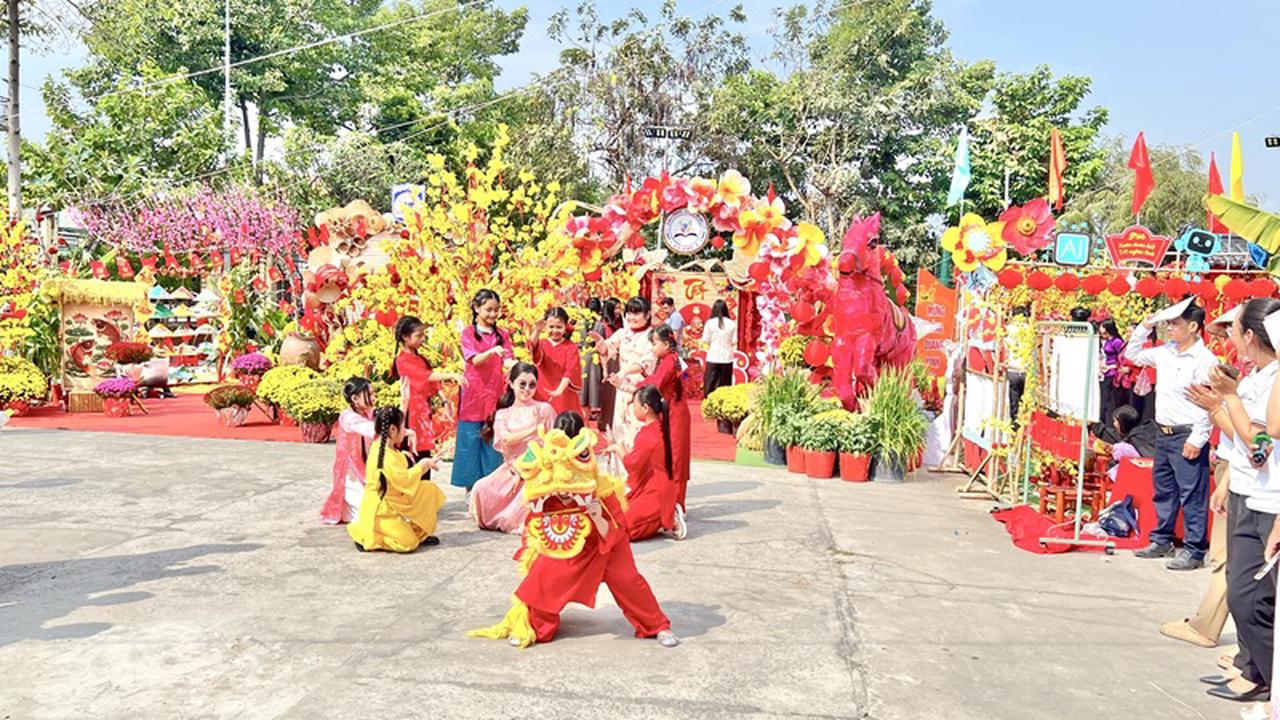 Không khí rộn ràng đón Tết cổ truyền