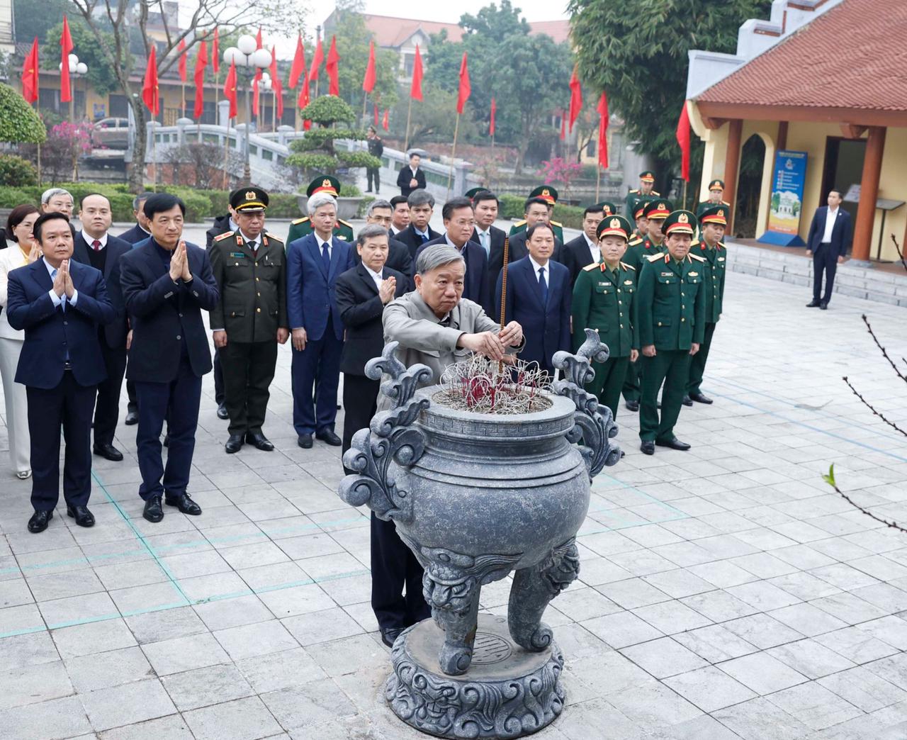 Tổng Bí thư Tô Lâm dâng hương tưởng niệm các đồng chí lãnh đạo tiền bối