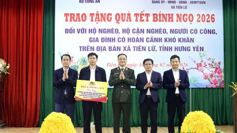 Thứ trưởng Phạm Thế Tùng thăm, tặng quà nhân dân xã Tiên Lữ, tỉnh Hưng Yên 