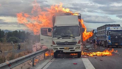 Ôtô cháy ngùn ngụt trên cao tốc Vĩnh Hảo - Phan Thiết