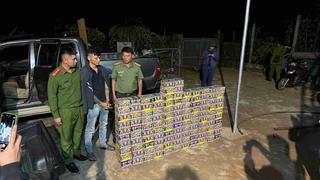 Giấu gần 2 tạ pháo trong khoang bí mật trên xe bán tải