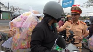 Ấm tình trên hành trình về quê đón Tết