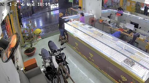 Vờ hỏi mua vàng rồi cướp 
