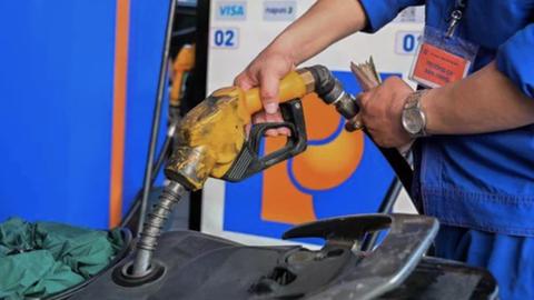 Giá xăng dầu cùng đi lên, RON95 vượt 19.000 đồng/lít