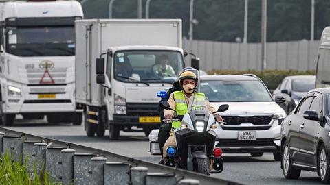 Cảnh sát giao thông dẫn đường, hỗ trợ các đoàn chở người dân về quê đón Tết