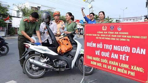 An Giang: Công an tiếp sức người dân về quê ăn Tết
