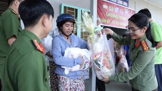 Phụ nữ Công an tỉnh An Giang chăm lo Tết cho người nghèo