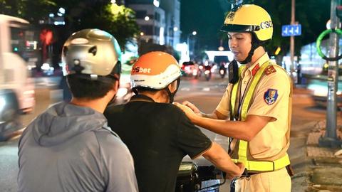 Cảnh sát giao thông đồng loạt kiểm tra nồng độ cồn từ mùng 1 Tết